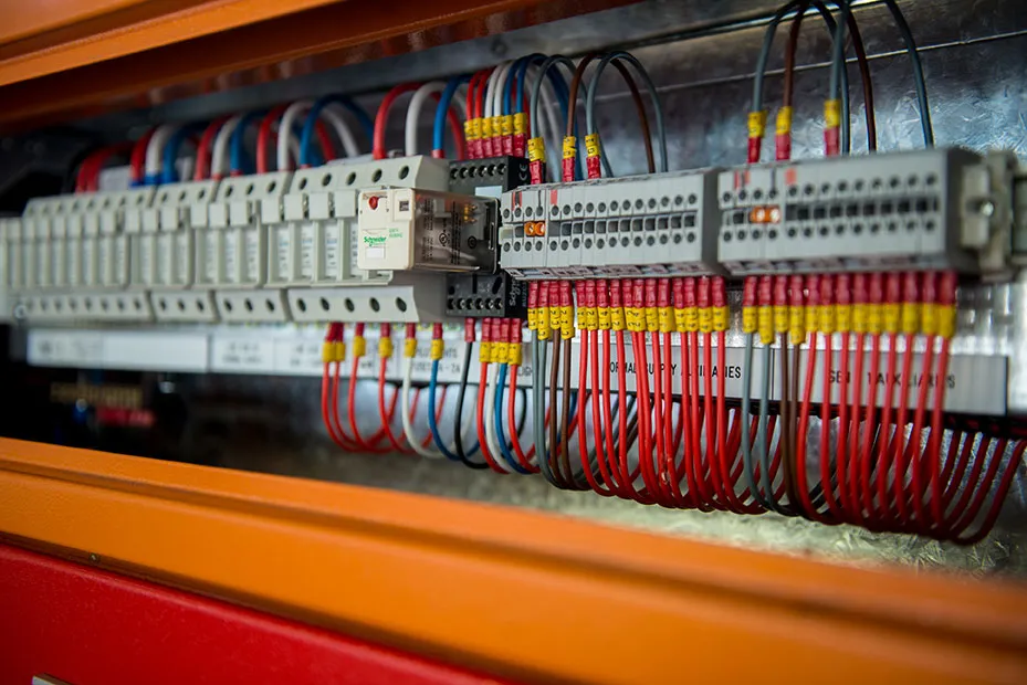 ساخت تابلو برق قدرت کشویی و ثابت با متریال استاندارد