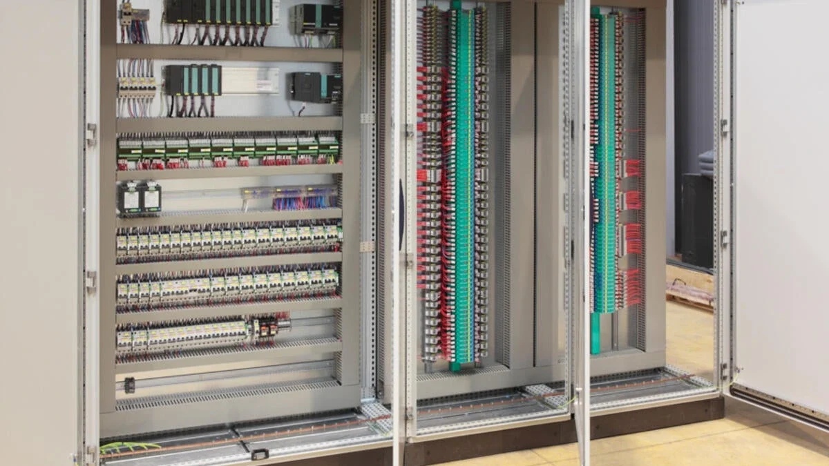 نقش PLC در تابلو برق بوستر