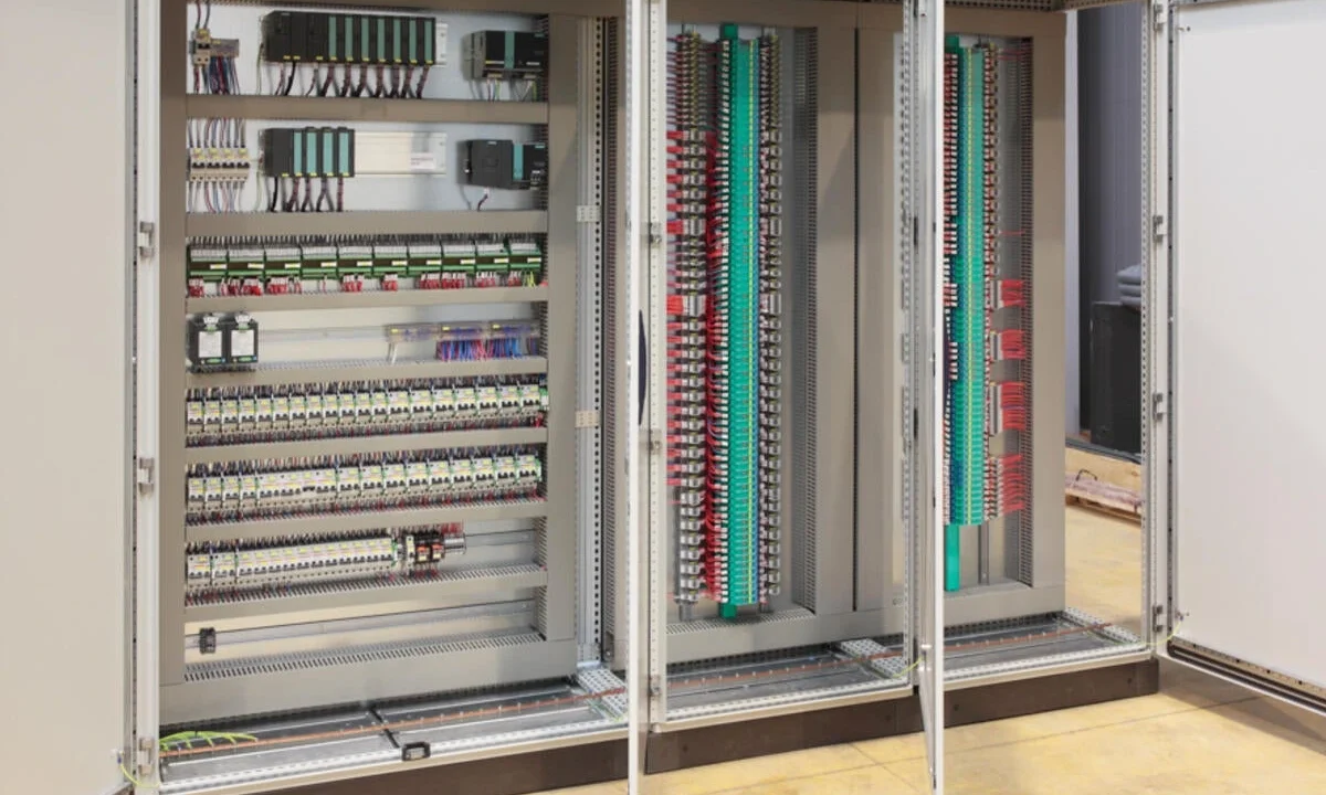 نقش PLC در تابلو برق بوستر